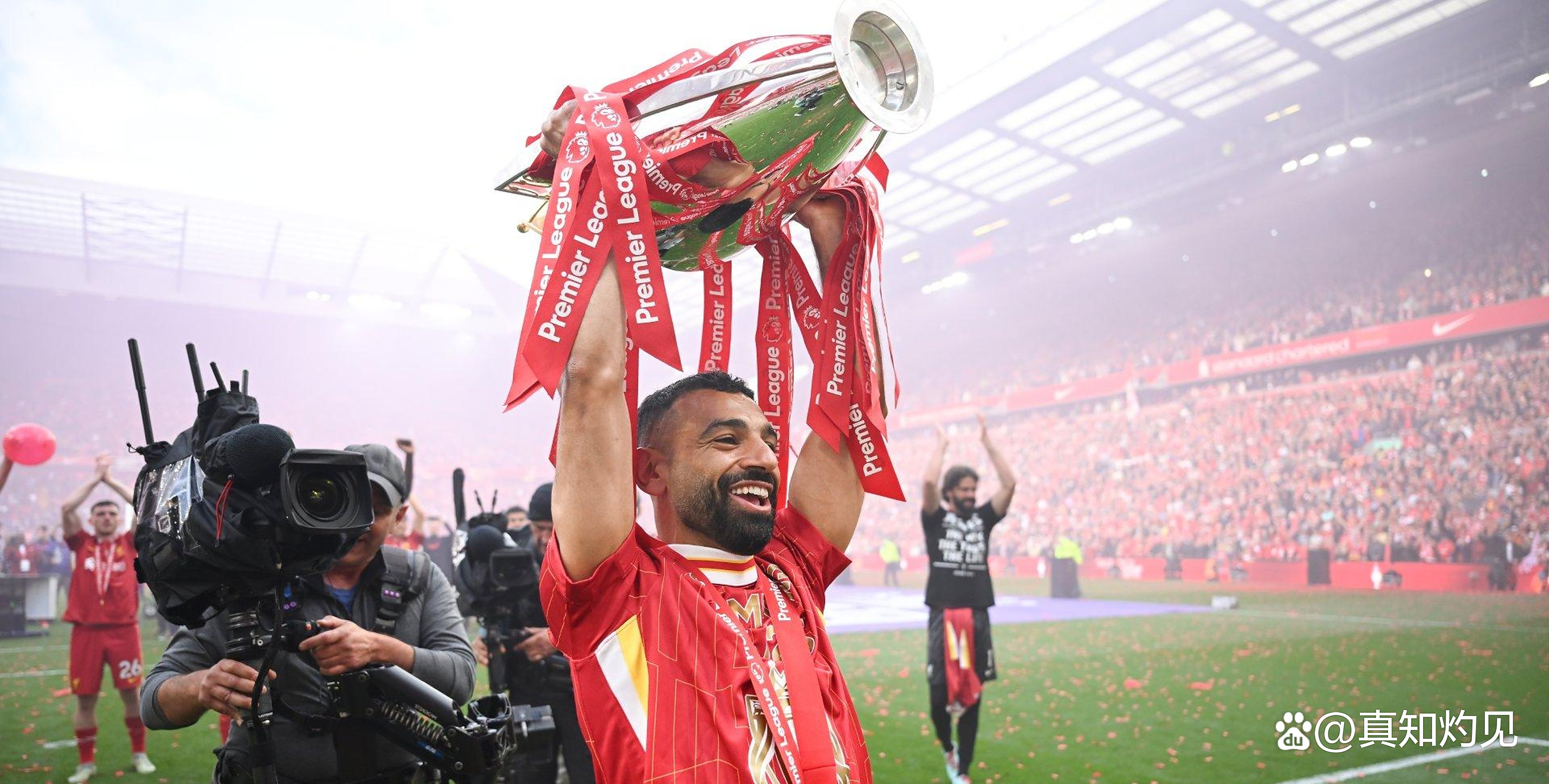 开云线上官网-萨拉赫在巴黎圣日耳曼比赛中刷新纪录，锐不可当引发热议！-开云线上官网