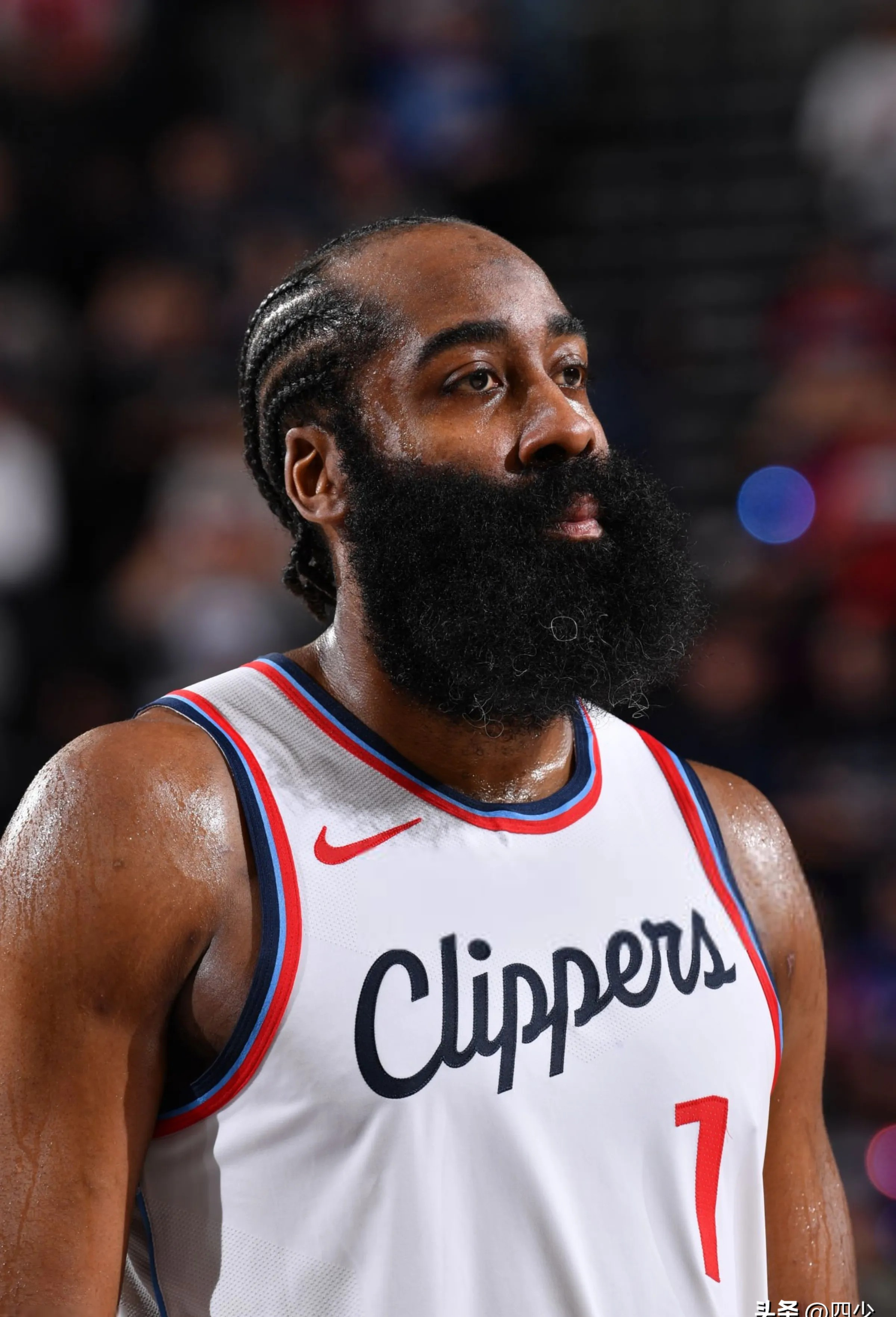 开云线上官网-哈登重返赛场，比赛局势复杂首场状态出色，巴塞罗那观众沸腾！-开云线上官网